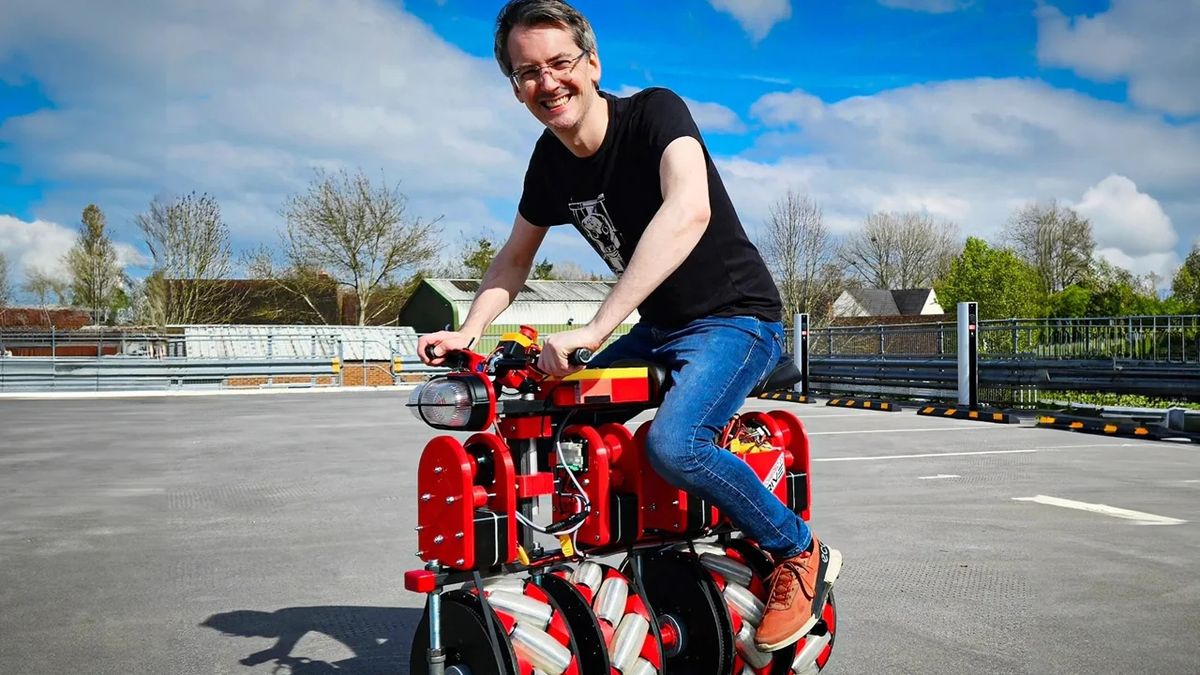 Vynálezce si vytiskl motorku se šnekovým pohonem. Je první na světě